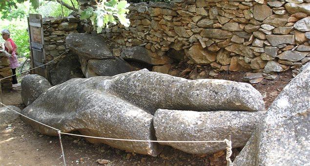 Κούροι στα Aρχαία Λατομεία Μαρμάρου (περιοχές Φαράγγι και Φλεριό, Μέλανες)