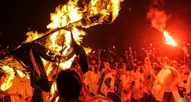 The Associated Press raves about the Lampadifories and the Naxos Carnival