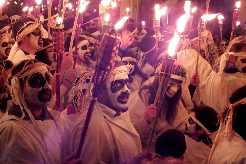 Naxos Carnival’s “Lambadifories” – The Parade of Torchlights